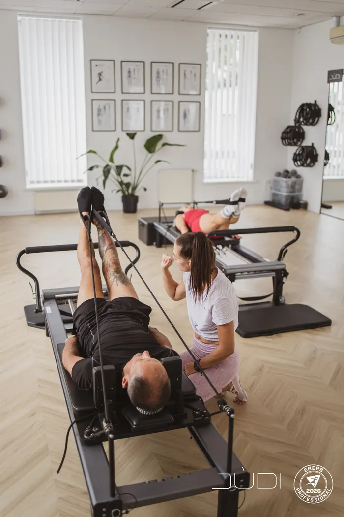 Treniruotė ant Allegro Reformer treniruoklio su trenerės pagalba
